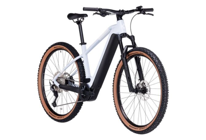 VTT Electrique Semi Rigide Cube Reaction Hybrid Pro 625 Shimano Deore 11V 625 Wh 29 Blanc Flash 2023 1 1.jpeg