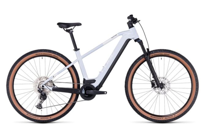 VTT Electrique Semi Rigide Cube Reaction Hybrid Pro 625 Shimano Deore 11V 625 Wh 29 Blanc Flash 2023 2.jpeg