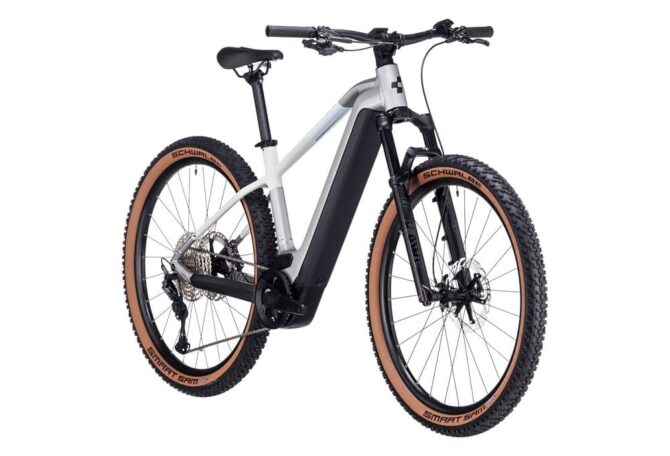 VTT Electrique Semi Rigide Cube Reaction Hybrid SLT 750 Shimano XT 12V 750 Wh 29 Argent Blanc Cream 2023 1 1.jpeg