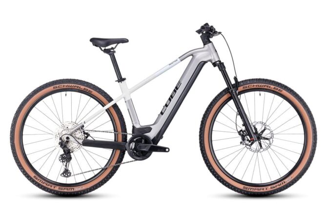 VTT Electrique Semi Rigide Cube Reaction Hybrid SLT 750 Shimano XT 12V 750 Wh 29 Argent Blanc Cream 2023 1.jpeg